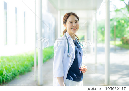 白衣の女性　　　　 105680157