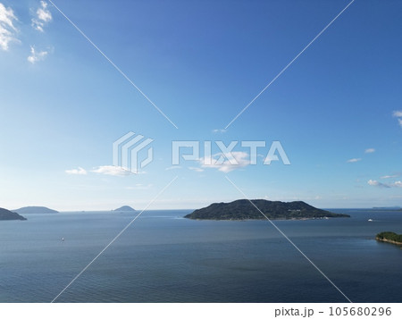 【ドローン】夏の青空と海に浮かぶ島々を見下ろす 105680296
