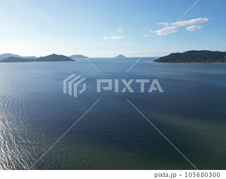 【ドローン】夏の青空と海に浮かぶ島々を空撮 【ドローン】夏の青空と海に浮かぶ島々を空撮 105680300