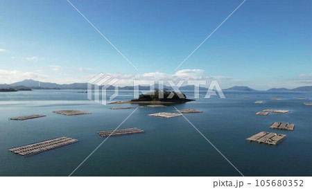 安芸津町木谷の海のカキ筏を空撮1 安芸津町木谷の海のカキ筏を空撮1 105680352