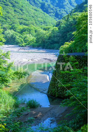 湯吹きの滝上　湯檜曽川　真夏の風景　みなかみ町　　 105680546