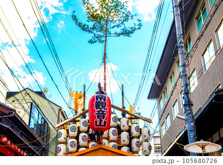 京都、祇園祭後祭の駒形提灯 105680726