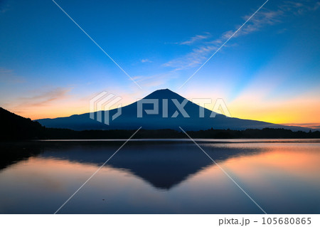 夜明けの一焼け逆さ富士（田貫湖）　静岡県富士宮市 105680865