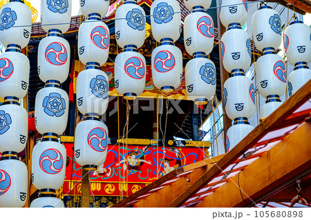 京都、祇園祭後祭の駒形提灯 105680898