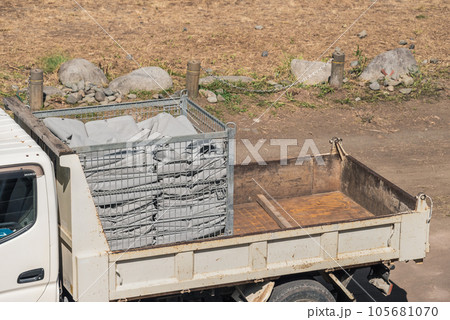 工事現場に養生シートを搬入するトラック 工事現場に養生シートを搬入するトラック 105681070