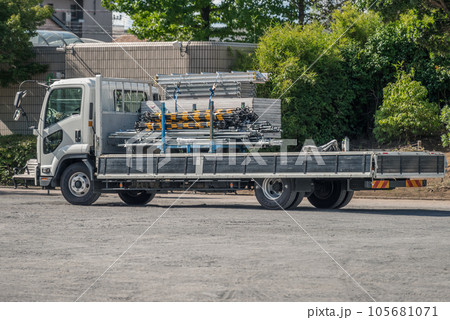 イベント会場 レンタル機材を運ぶトラック イベント会場 レンタル機材を運ぶトラック 105681071