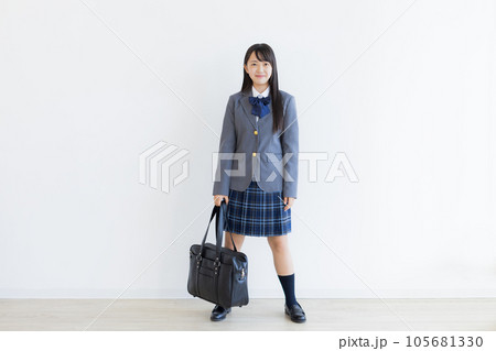 制服の女子学生 高校生 中学生高校生 中学生  105681330