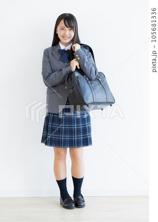 制服の女子学生 高校生 中学生高校生 中学生 制服の女子学生 高校生 中学生高校生 中学生 105681336