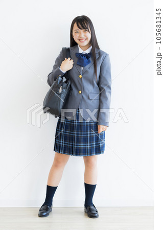 制服の女子学生 高校生 中学生高校生 中学生  105681345