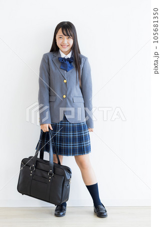 制服の女子学生 高校生 中学生高校生 中学生  105681350