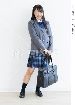 制服の女子学生 高校生 中学生高校生 中学生 制服の女子学生 高校生 中学生高校生 中学生 105681352