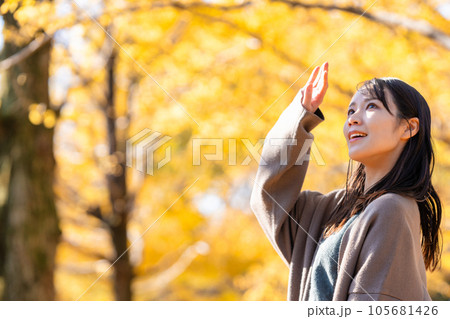 紅葉狩りを楽しむ若い女性 105681426