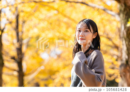紅葉狩りを楽しむ若い女性 紅葉狩りを楽しむ若い女性 105681428