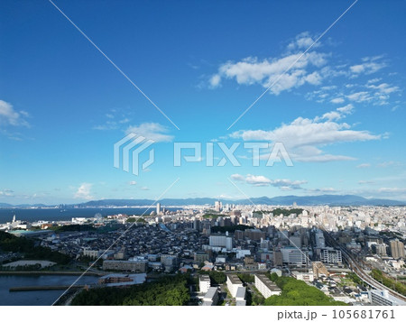 【ドローン】夏の青空に浮かぶ雲と遠くに見える福岡の街並み 105681761