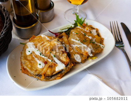 Aubergine fried in batter with yogurt sauce 105682011