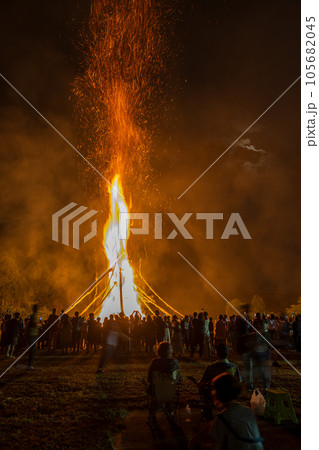 夏の闇夜に燃え盛る日本三大火祭りの「能登島向田の火祭」の風景|石川県七尾市能登島 夏の闇夜に燃え盛る日本三大火祭りの「能登島向田の火祭」の風景|石川県七尾市能登島 105682045