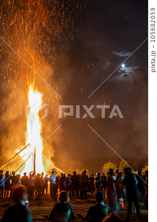 月明りと夏の闇夜に燃え盛る日本三大火祭りの「能登島向田の火祭」の風景｜石川県七尾市能登島 105682059