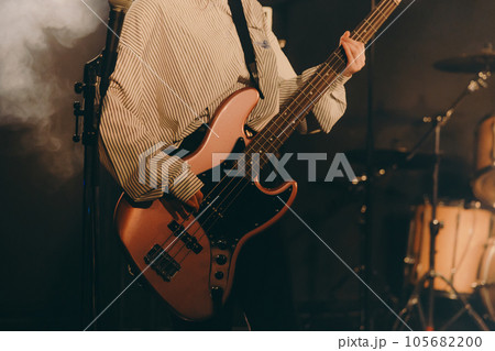 ライブで演奏している若い女性 105682200