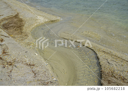 綺麗な湖からの河川の流れ 105682218