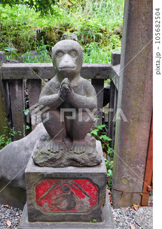 小野照崎神社　富士塚の狛猿（東京都台東区下谷） 105682504