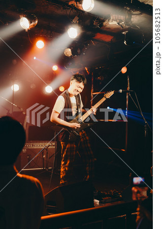 ギターを弾く若い男性 105682513