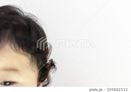 赤ちゃんのくせ毛(男の子、日本人、0歳) 赤ちゃんのくせ毛(男の子、日本人、0歳) 105682532