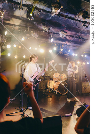 ライブハウスで演奏をする若い女性 105682565
