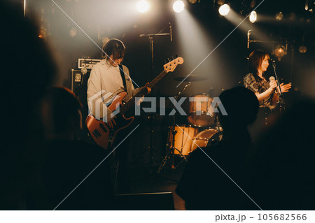 ライブハウスで演奏をする若い女性 105682566