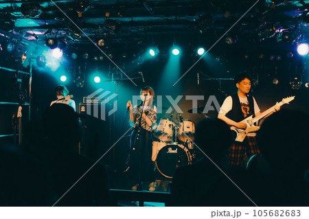 ライブハウスでライブをする若いバンドマン ライブハウスでライブをする若いバンドマン 105682683