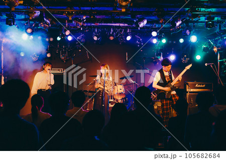 ライブハウスでライブをする若いバンドマン ライブハウスでライブをする若いバンドマン 105682684
