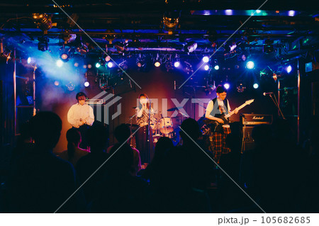 ライブハウスでライブをする若いバンドマン 105682685