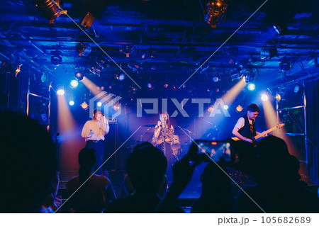 ライブハウスでライブをする若いバンドマン 105682689