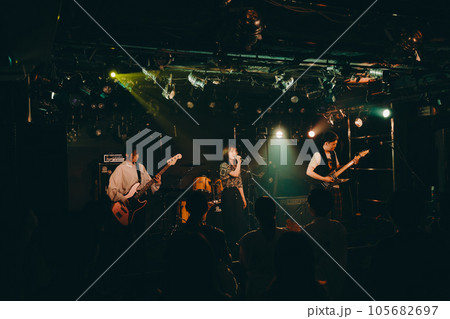 ライブハウスでライブをする若いバンドマン 105682697