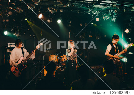 ライブハウスでライブをする若いバンドマン ライブハウスでライブをする若いバンドマン 105682698