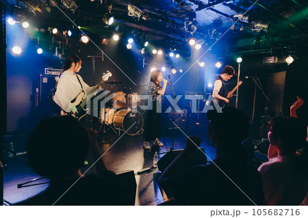 ライブハウスでライブをする若いバンドマン ライブハウスでライブをする若いバンドマン 105682716