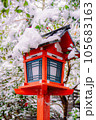 雪の積もった赤い灯篭 105683163
