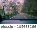 山道を走る車 105683166