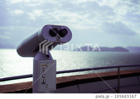海を見つめる双眼鏡 105683167