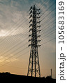 夕焼けに染まる送電線 105683169