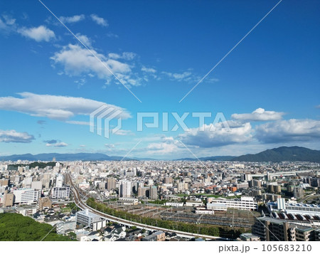 【ドローン】夏の青空と白い雲の福岡市街を眺める 105683210