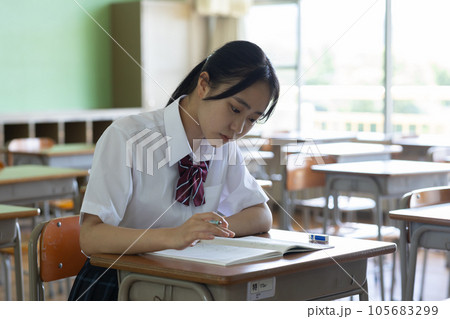教室で勉強する女子高生 105683299