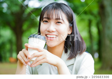 公園でお茶を飲む女性 公園でお茶を飲む女性 105683300
