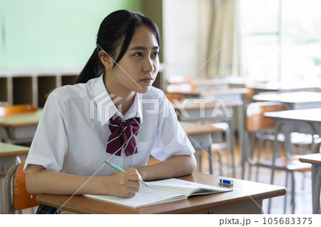 教室で勉強する女子高生 教室で勉強する女子高生 105683375