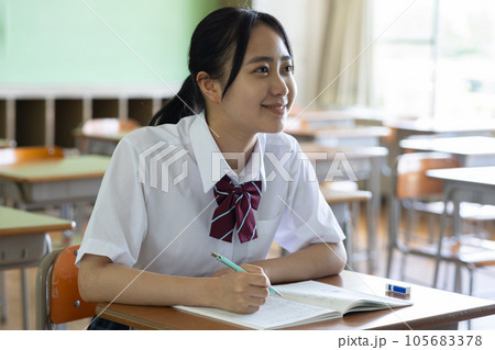 教室で勉強する女子高生 教室で勉強する女子高生 105683378