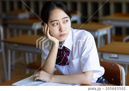 教室で考える女子高生 教室で考える女子高生 105683502