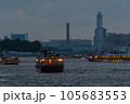 夕方にお台場の海に浮かぶ屋形船 105683553