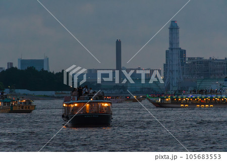 夕方にお台場の海に浮かぶ屋形船 105683553