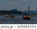 夕方にお台場の海に浮かぶ屋形船 105683554