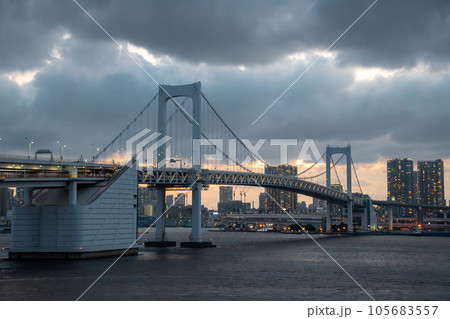 夕方のレインボーブリッジ 105683557