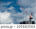 ビルの上の建設用の大型クレーン 105683564
